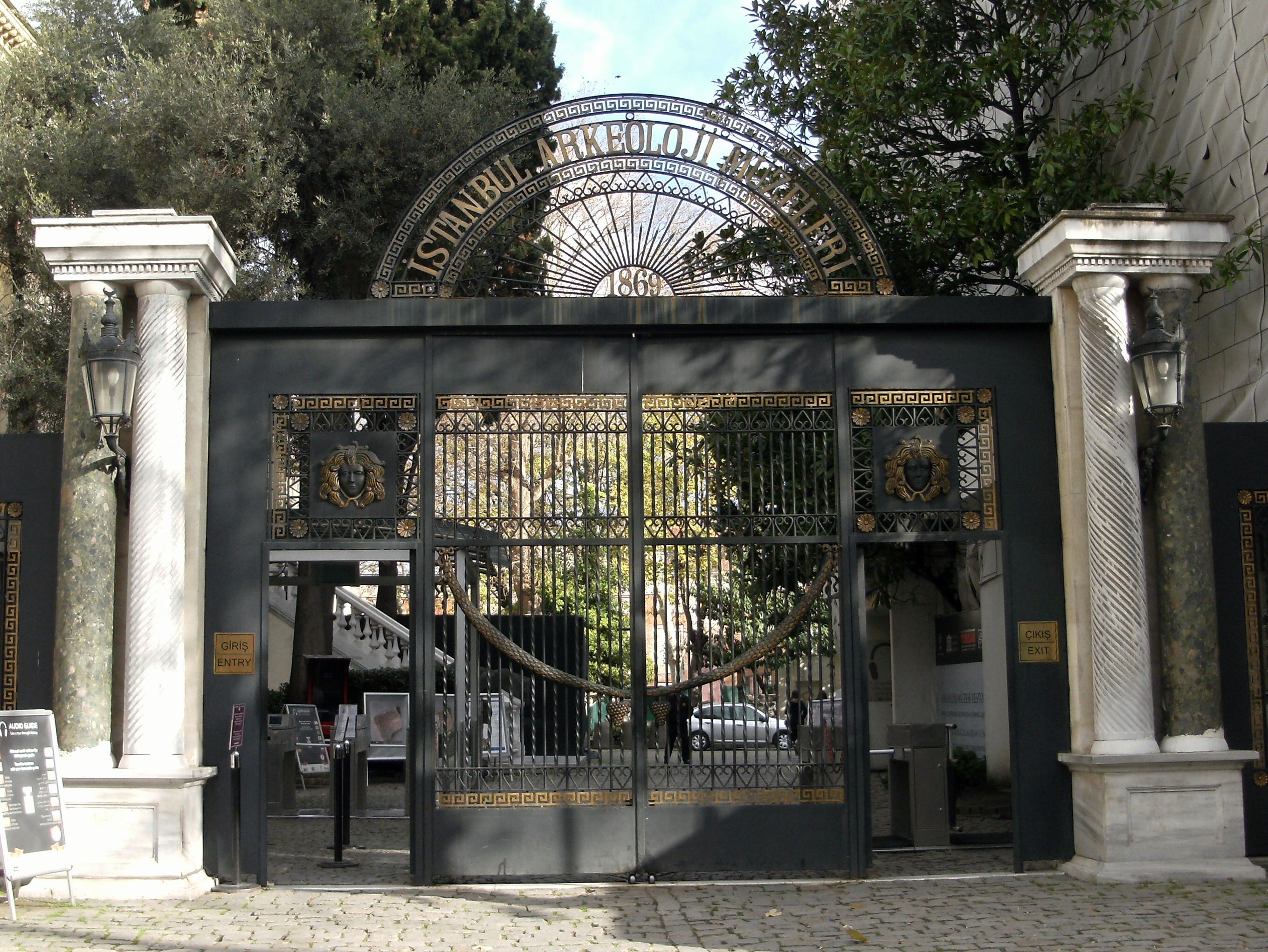 Istanbul museums. Археологический музей Стамбула. Археологический музей Топкапы. Археологический музей Стамбула фасад. Музей в Стамбуле Усмана.